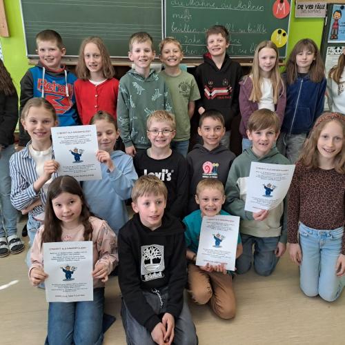 Die Kinder werden von einem Polizist über die Gefahren im Internet aufgeklärt.