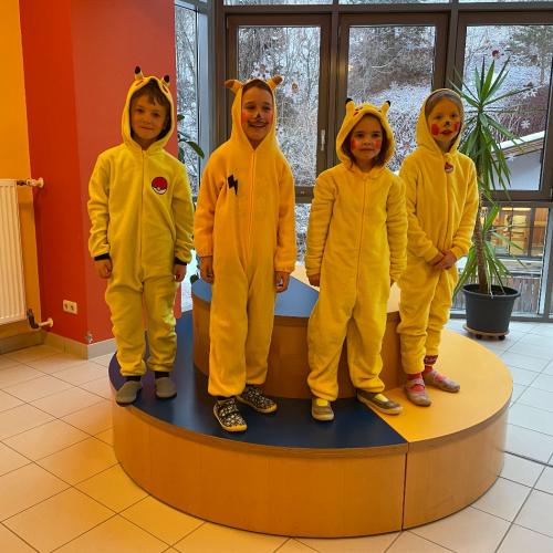 Vier Kinder als Pikachu