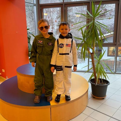 Kinder in Faschingskostümen