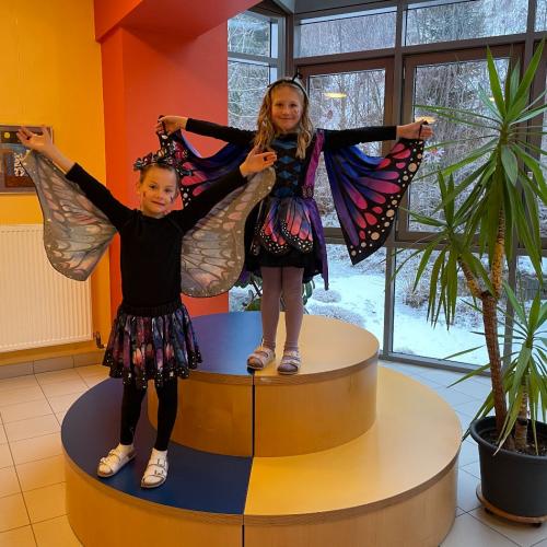 Kinder als Schmetterlinge verkleidet