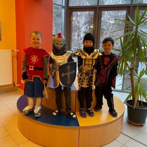 Kinder in Faschingskostümen