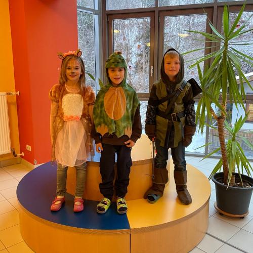 Kinder in Faschingskostümen