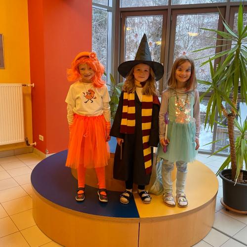 Kinder in Faschingskostümen