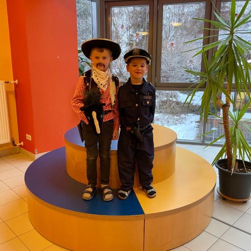 Kinder in Faschingskostümen