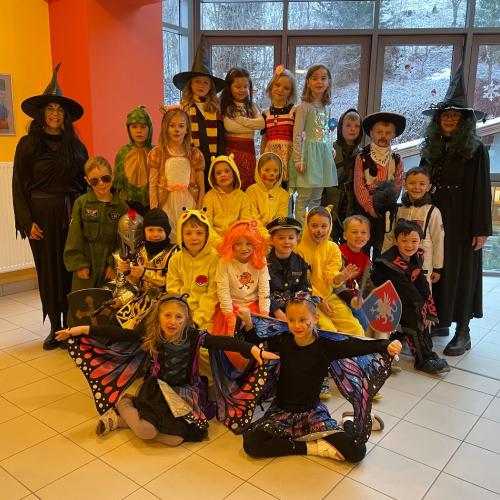 Kinder in Faschingskostümen