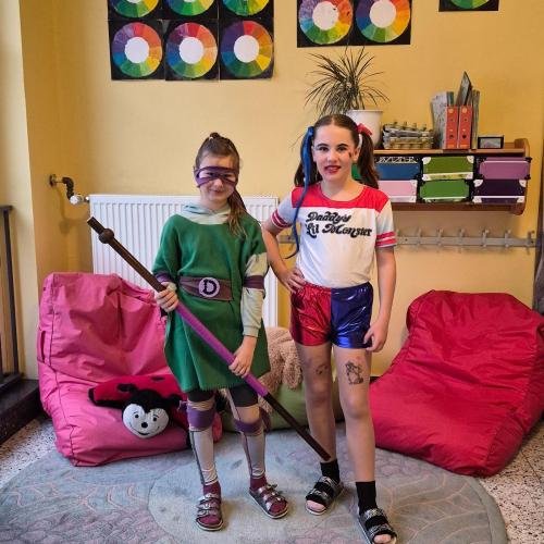 Kinder in Faschingskostümen