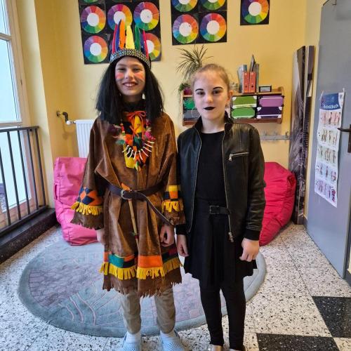 Kinder in Faschingskostümen