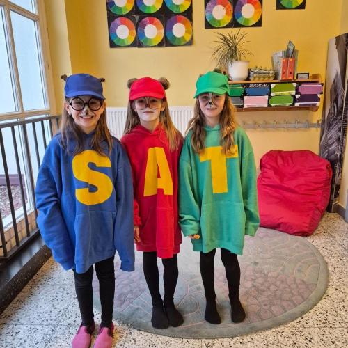 Kinder in Faschingskostümen