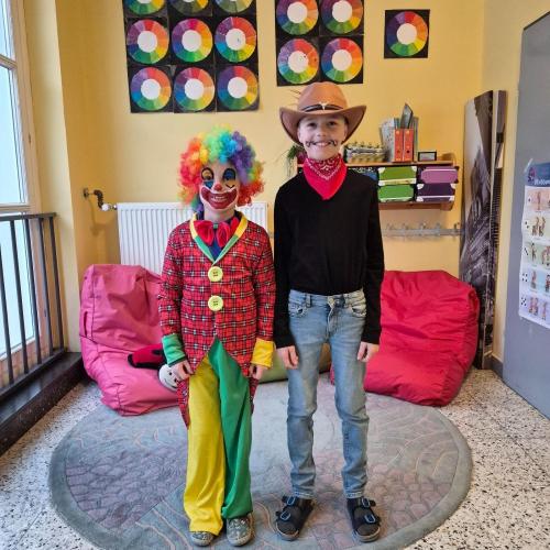 Kinder in Faschingskostümen