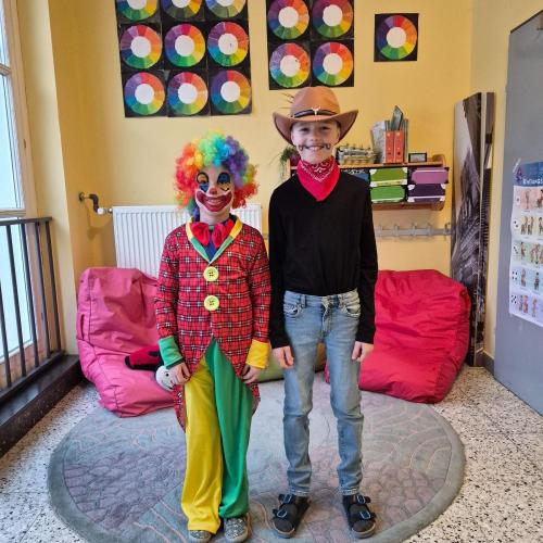 Kinder in Faschingskostümen