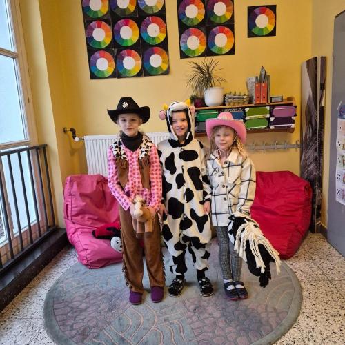 Kinder in Faschingskostümen