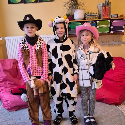 Kinder in Faschingskostümen