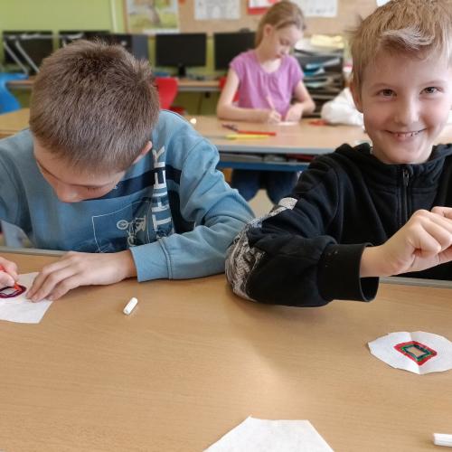 Kinder bemalen Kaffeefilter.