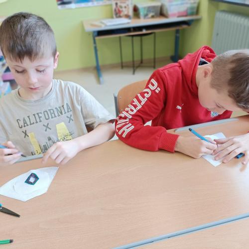 Kinder bemalen Kaffeefilter.