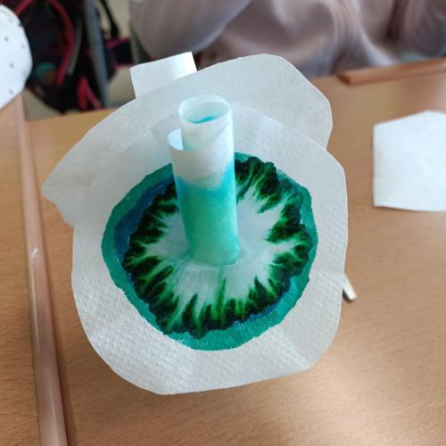 Experiment mit bemaltem Kaffeefilter in Wasser