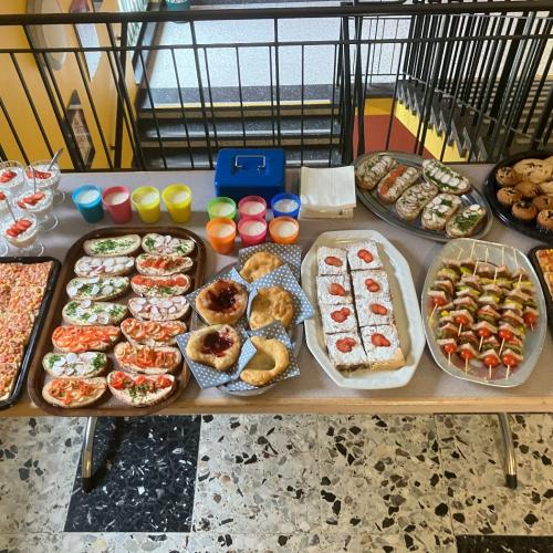 Gesunde Jause (Brötchen, Obstspieße, Apfelkuchen, Joghurts...)