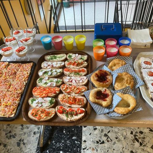 Gesunde Jause (Brötchen, Obstspieße, Apfelkuchen, Joghurts, Obstmilch...)