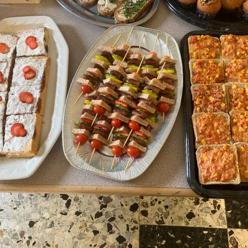 Gesunde Jause (Brötchen, Obstspieße, Apfelkuchen, Joghurts...)