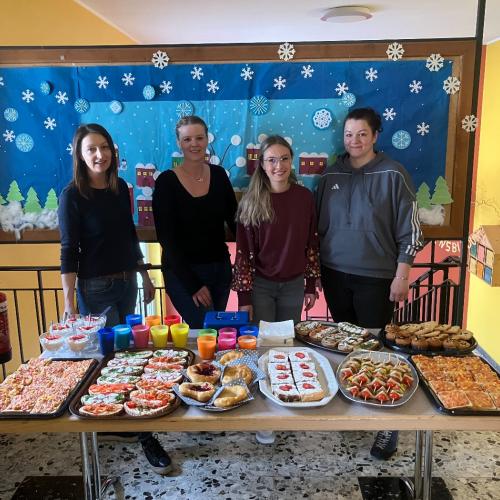 Einige Mütter der 3a, die beim Verkaufen der Gesunden Jause zuständig sind.