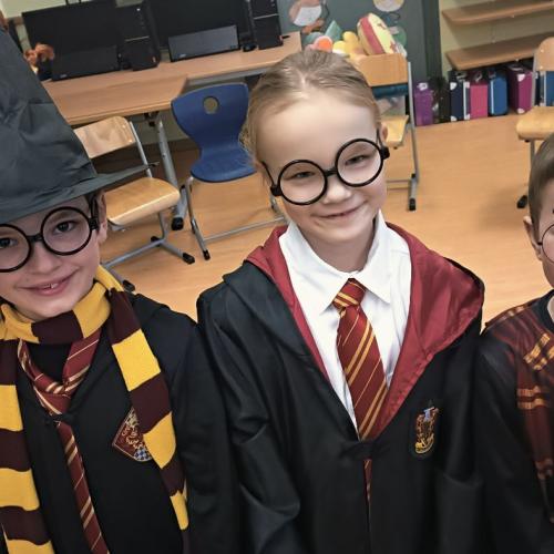 Kinder in Faschingskostümen