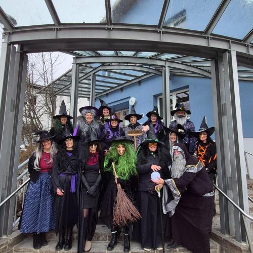 Lehrpersonen als Hexen und Zauberer verkleidet