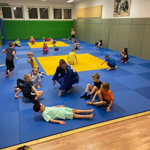 Abrollübungen im Judoraum