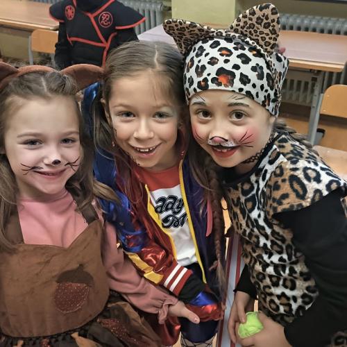 Kinder in Faschingskostümen