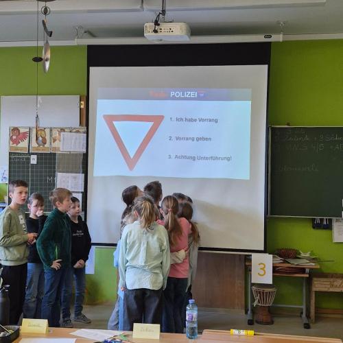 Was bedeutet dieses Verkehrszeichen? Vorrang geben