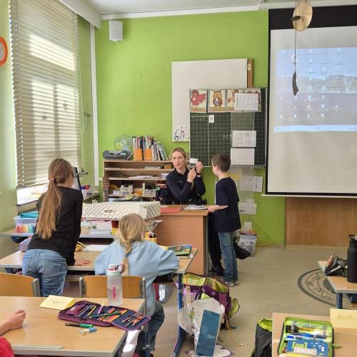 Die Kinder besprechen verschiedenen Situationen mit den Polizisten.