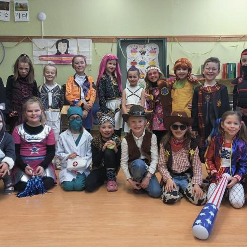 Kinder in Faschingskostümen