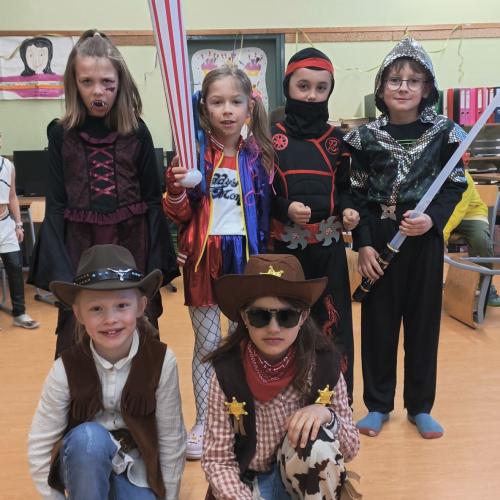 Kinder in Faschingskostümen