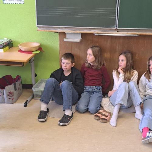 Die Lesepatin liest den Kinder der 4b vor.