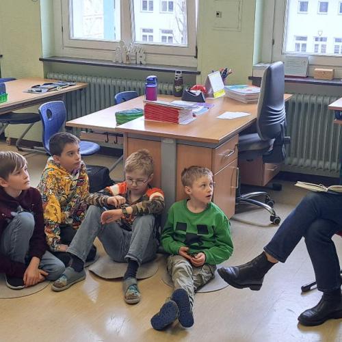 Die Lesepatin liest den Kinder der 4b vor.