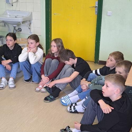 Die Lesepatin liest den Kinder der 4b vor.
