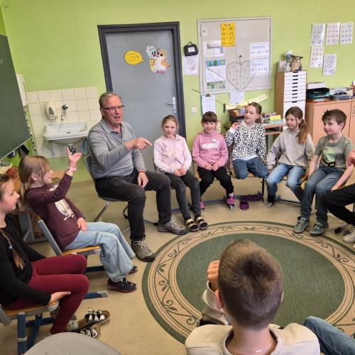 Den Kindern wird eine Geschichte vorgelesen.