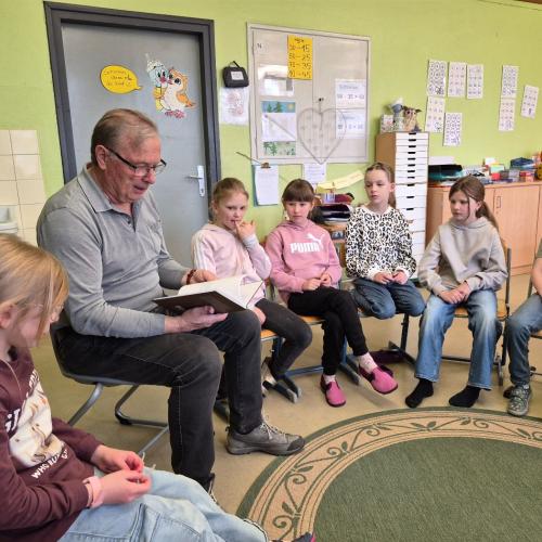 Den Kindern wird eine Geschichte vorgelesen.