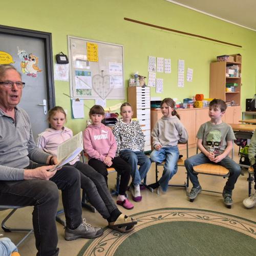 Den Kindern wird eine Geschichte vorgelesen.