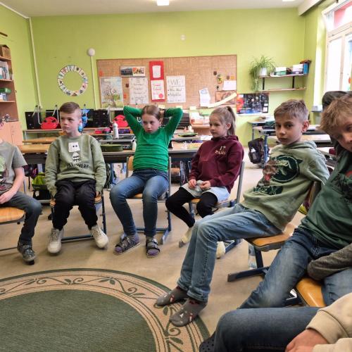 Den Kindern wird eine Geschichte vorgelesen.