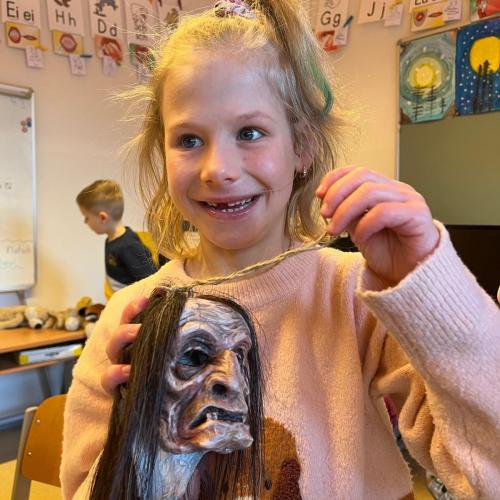 Kind mit Mini-Krampuslarve
