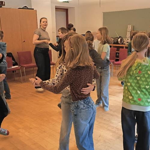 Die Kinder lernen den Boarischen Tanz.