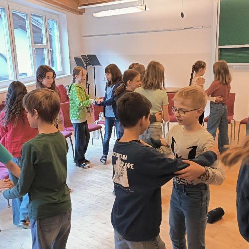 Die Kinder lernen den Boarischen Tanz.