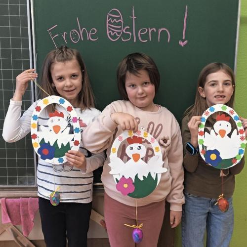 Die Kinder zeigen ihre gebastelten Hühner. 