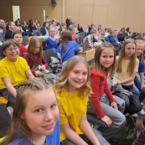 Die Chorkinder warten auf ihren Auftritt.