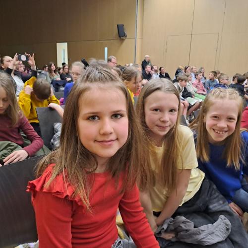 Die Chorkinder warten auf ihren Auftritt.