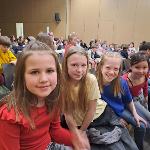 Die Chorkinder warten auf ihren Auftritt.