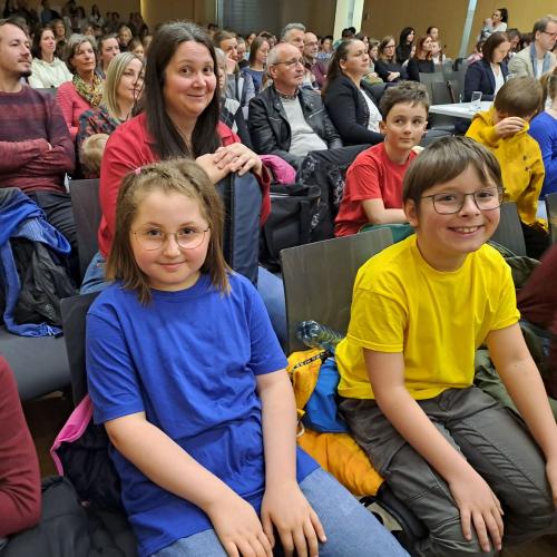 Die Chorkinder warten auf ihren Auftritt.