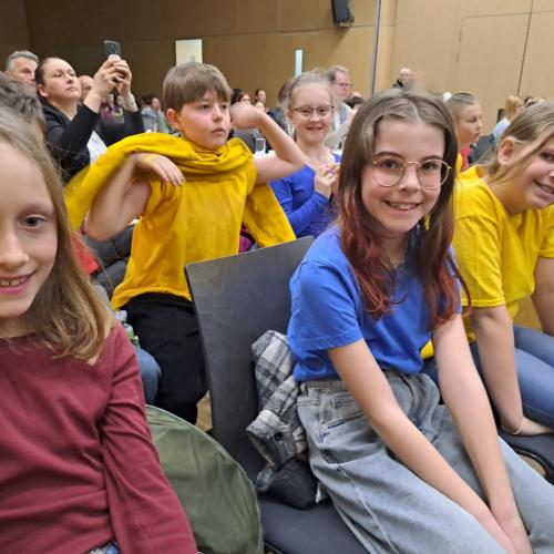 Die Chorkinder warten auf ihren Auftritt.