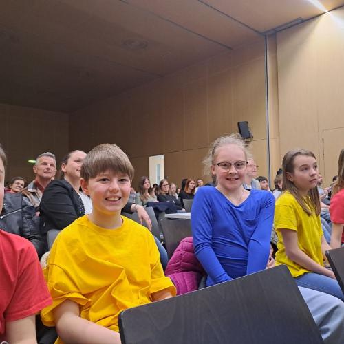 Die Chorkinder warten auf ihren Auftritt.