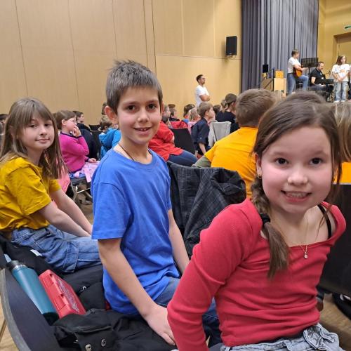 Die Chorkinder warten auf ihren Auftritt.