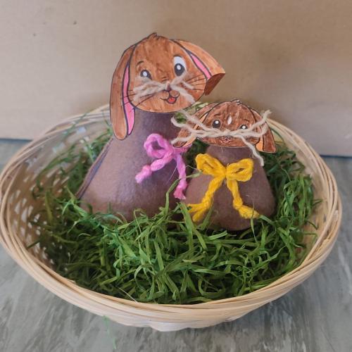 Ein Osternest mit gebastelten Hasen.